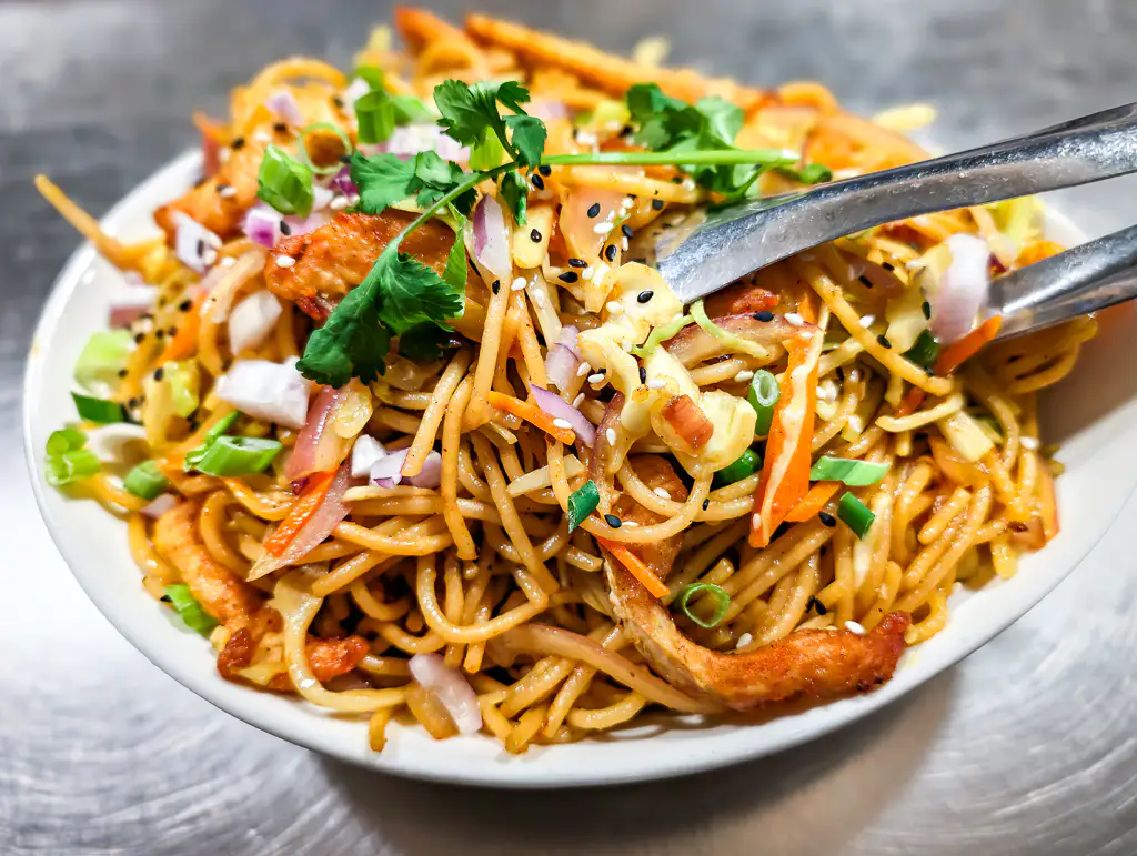 Hakka Noodles (Fresh Wok) – Wok-tossed Indo-Chinese noodles with fresh vegetables and soy sauce | SPICE ROOM Denver